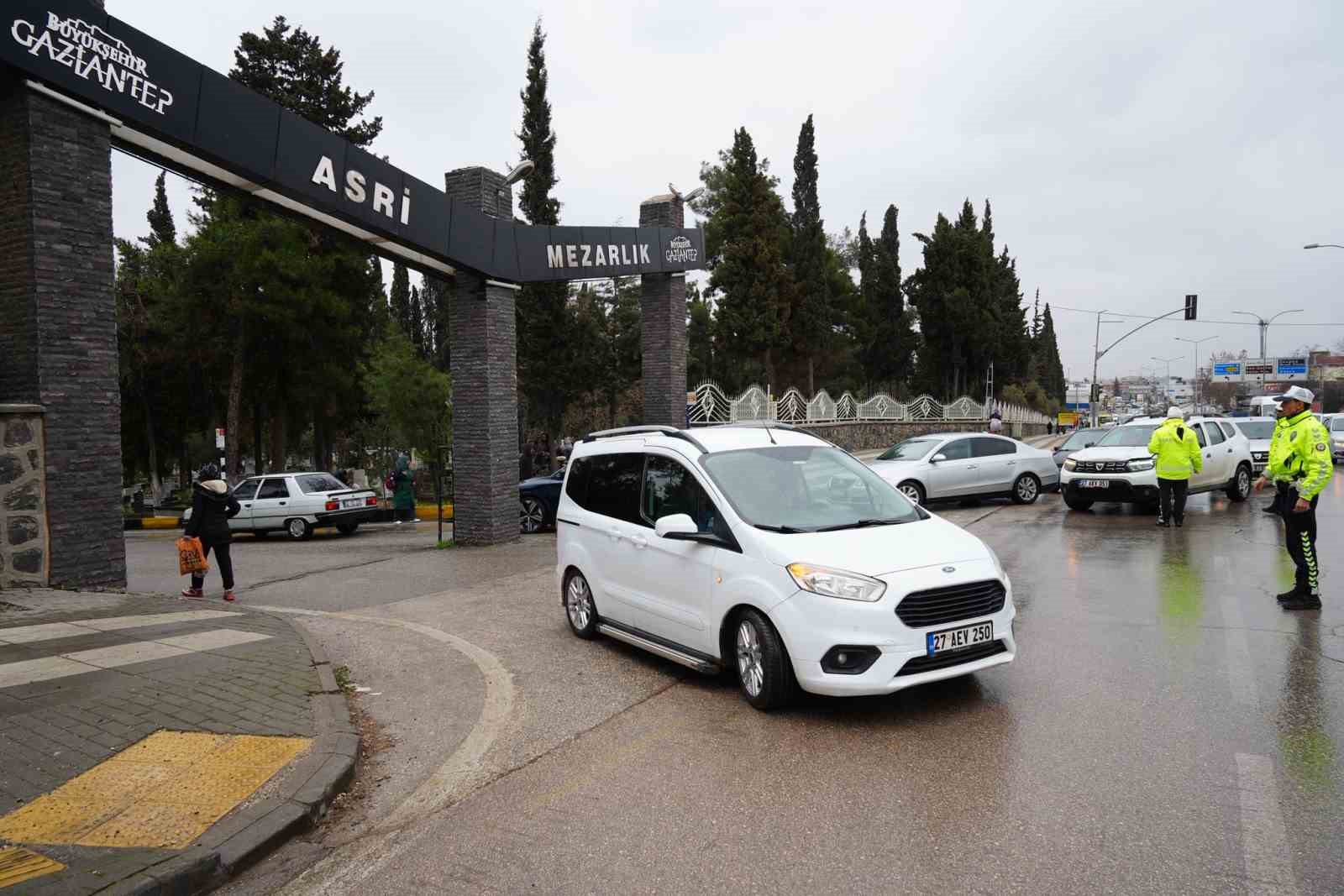 gaziantepte bayram oncesi mezarliklarda ziyaretci yogunlugu 1 bQJqhWlg