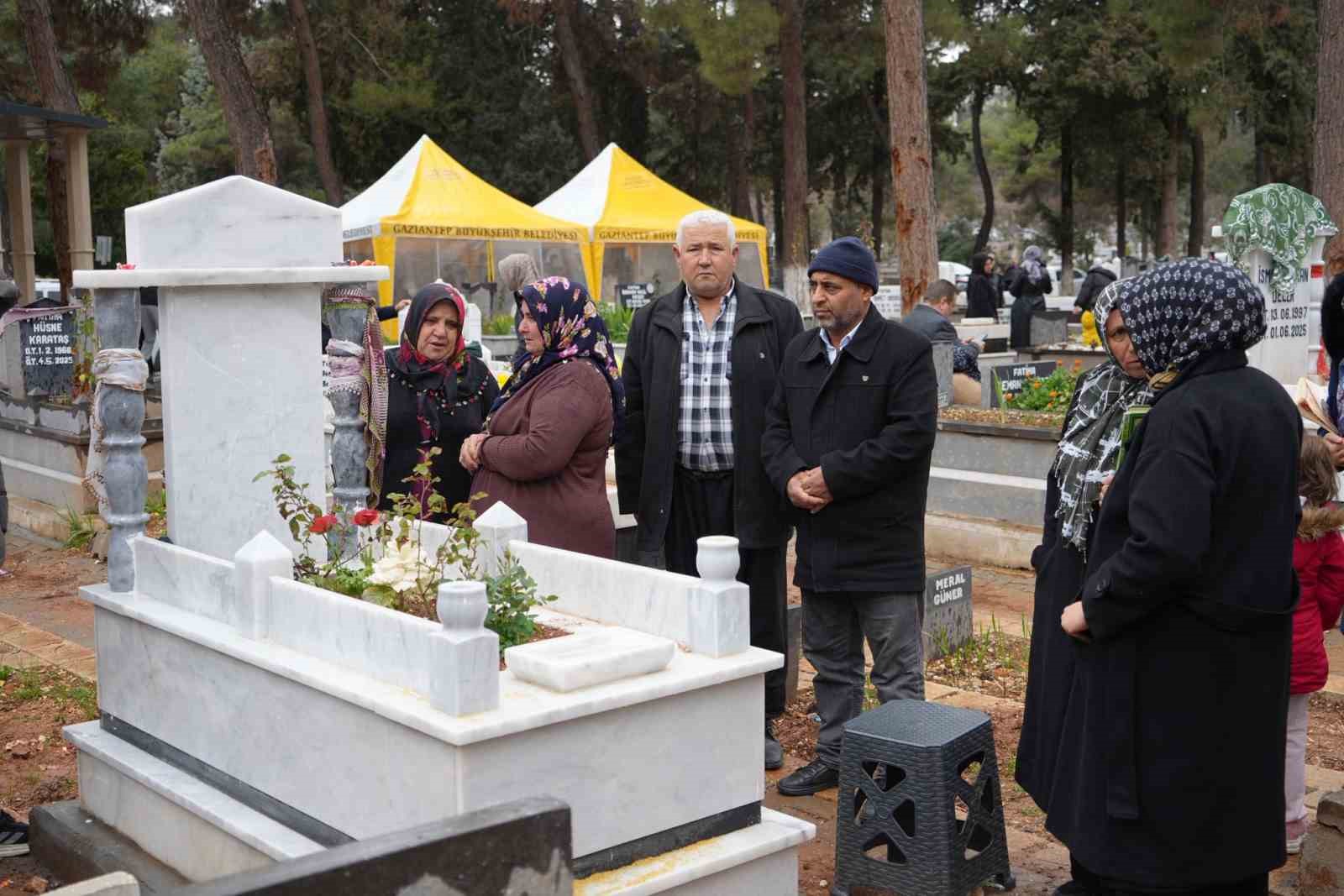 gaziantepte bayram oncesi mezarliklarda ziyaretci yogunlugu 3 seucnLhi