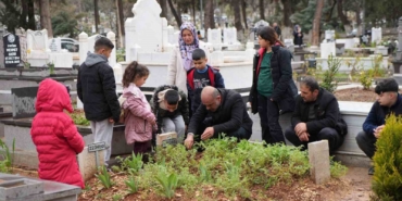 gaziantepte-bayram-oncesi-mezarliklarda-ziyaretci-yogunlugu-Wersc16S.jpg