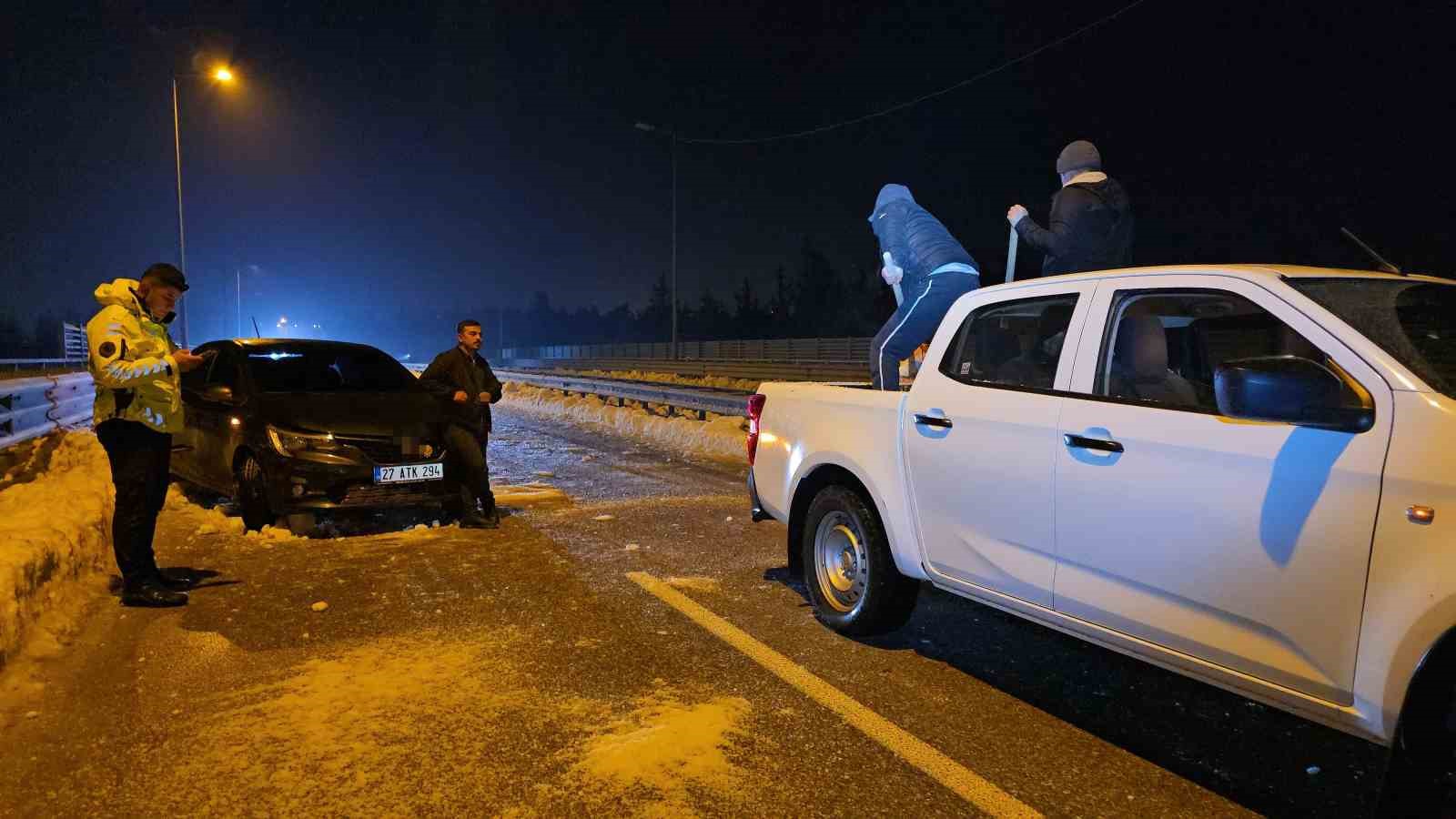 Gaziantep’te buzlanma nedeniyle kaza: 1 yaralı 7 gaziantepte buzlanma nedeniyle kaza 1 yarali 3