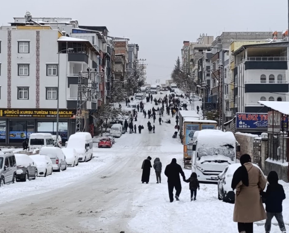 gaziantepte cocuklarin kar keyfi tepsi poset legen ve tahta ile kayak yaptilar 0 6ynamlMt