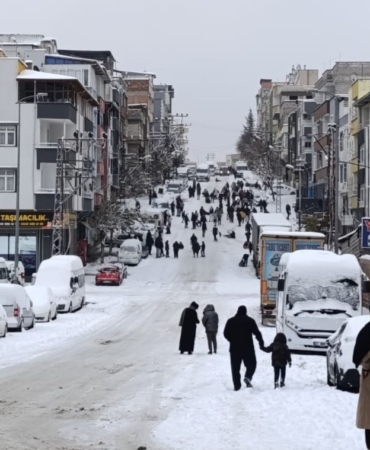 gaziantepte-cocuklarin-kar-keyfi-tepsi-poset-legen-ve-tahta-ile-kayak-yaptilar-W9dREKIE.jpg