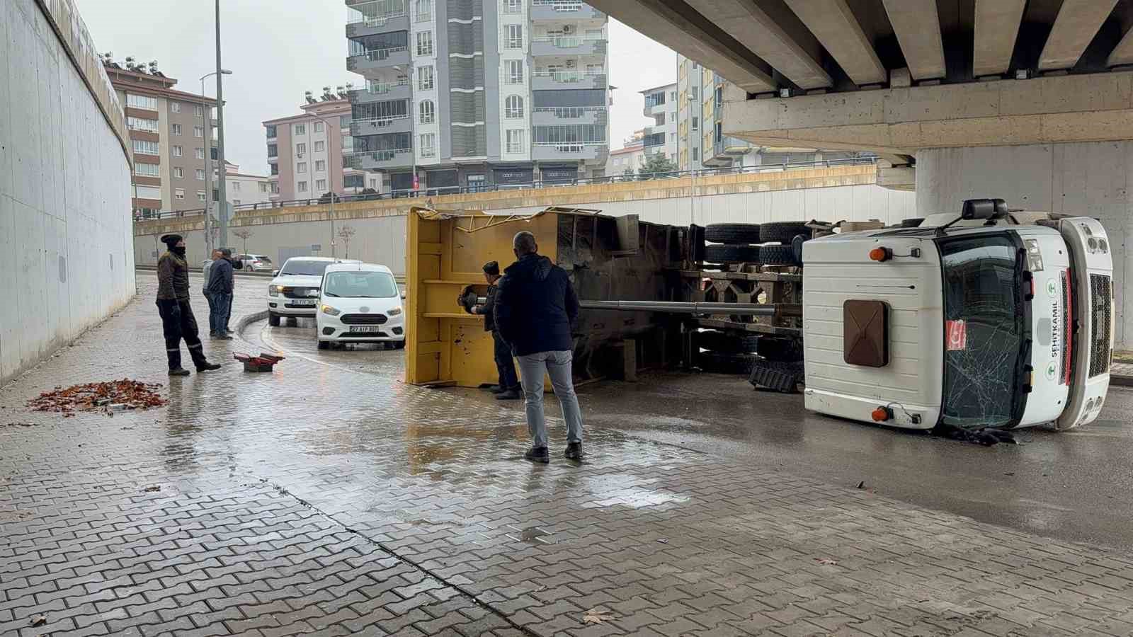 gaziantepte damperi kopruye carpan kamyon yan yatti 0