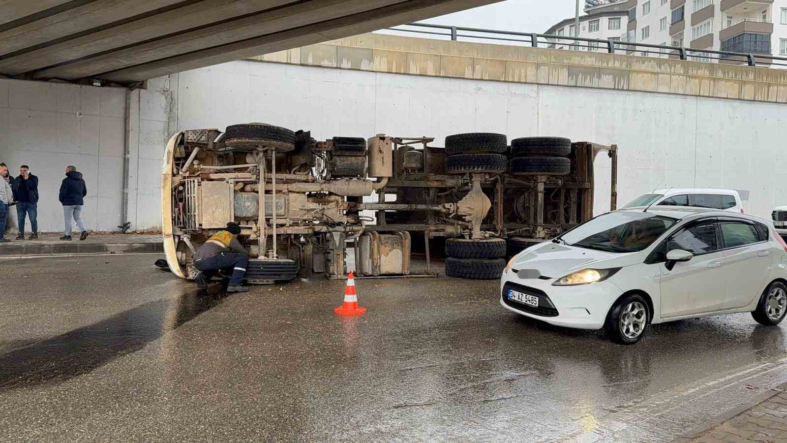 gaziantepte damperi kopruye carpan kamyon yan yatti 1 PR8jLGRI