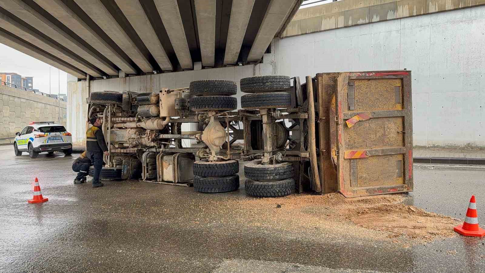 gaziantepte damperi kopruye carpan kamyon yan yatti 2 9WkffhAX