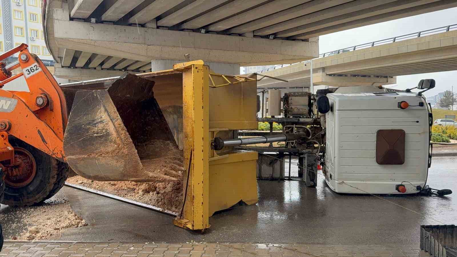 gaziantepte damperi kopruye carpan kamyon yan yatti 3 pQZiaX4i