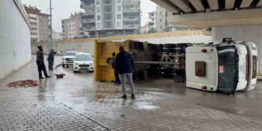 gaziantepte-damperi-kopruye-carpan-kamyon-yan-yatti-7JATZdMV.jpg