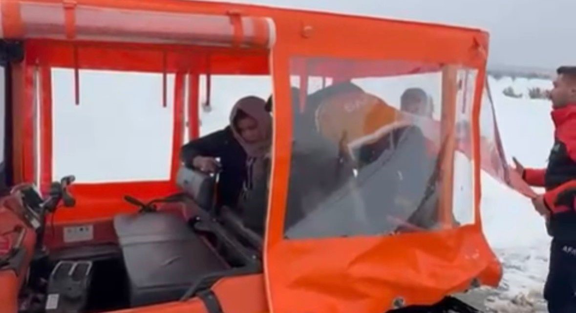 gaziantepte dusuk riski olan hamile kadin paletli kar araciyla kurtarildi 2 ccyCQ6R7