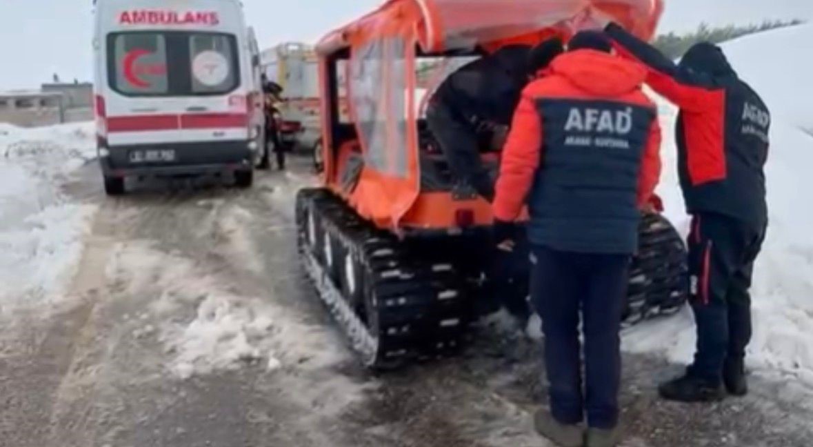 gaziantepte dusuk riski olan hamile kadin paletli kar araciyla kurtarildi 4