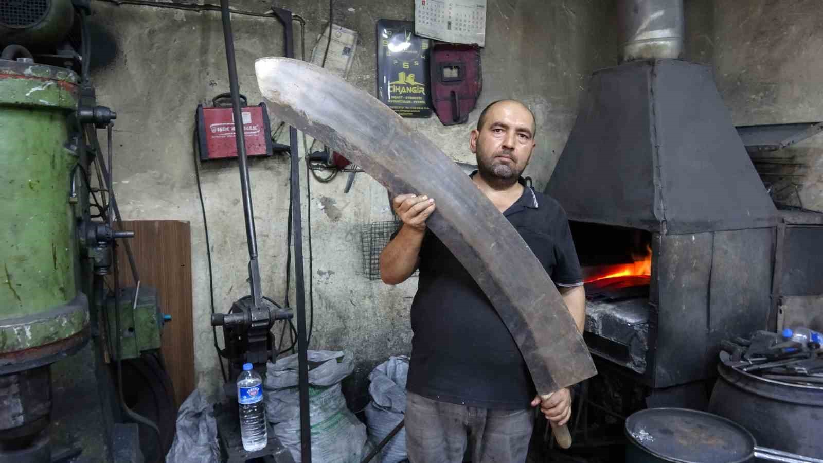 gaziantepte el emegiyle yapilan insan boyundaki et satiri alicisini bekliyor 0 wRS52iCk