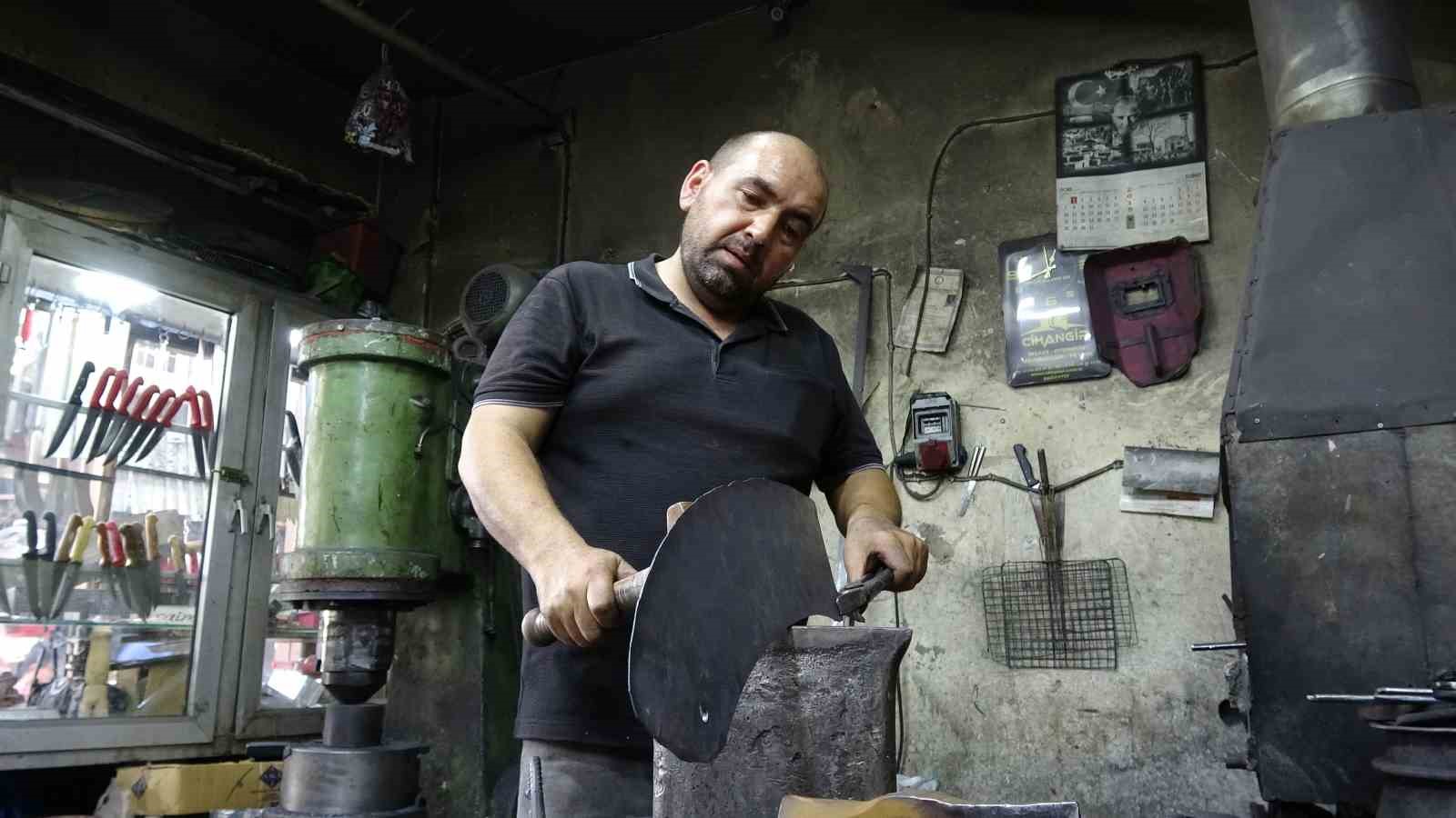 gaziantepte el emegiyle yapilan insan boyundaki et satiri alicisini bekliyor 2 A1fiSQ7j
