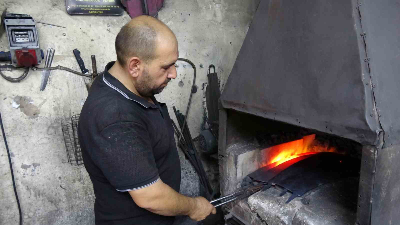 gaziantepte el emegiyle yapilan insan boyundaki et satiri alicisini bekliyor 3 G6uI7kyB