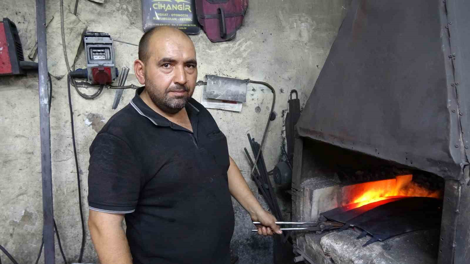 gaziantepte el emegiyle yapilan insan boyundaki et satiri alicisini bekliyor 4 JSSjdsiF