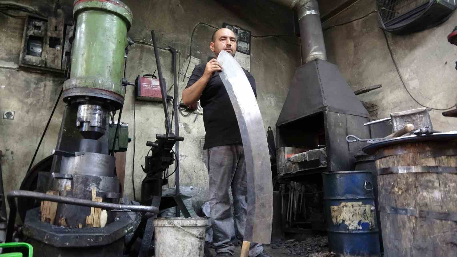 gaziantepte el emegiyle yapilan insan boyundaki et satiri alicisini bekliyor 5