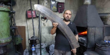 gaziantepte-el-emegiyle-yapilan-insan-boyundaki-et-satiri-alicisini-bekliyor-kaptFpW3.jpg