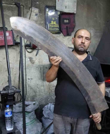 gaziantepte-el-emegiyle-yapilan-insan-boyundaki-et-satiri-alicisini-bekliyor-kaptFpW3.jpg