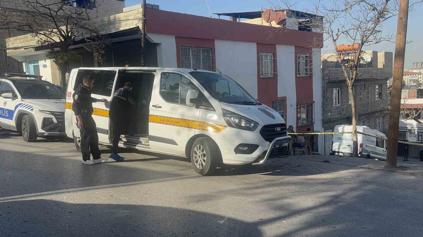gaziantepte eski koca dehseti bosandigi esini bicakla oldurdukten sonra kendisini agir yaraladi 0 WpAhJisp