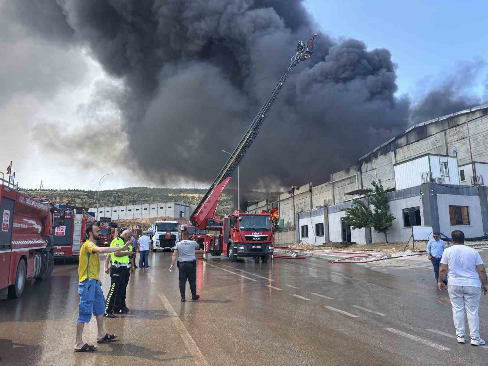 Gaziantep’te fabrika yangını: Ekiplerin müdahalesi sürüyor 4 gaziantepte fabrika yangini ekiplerin mudahalesi suruyor 0 1lKedfwv