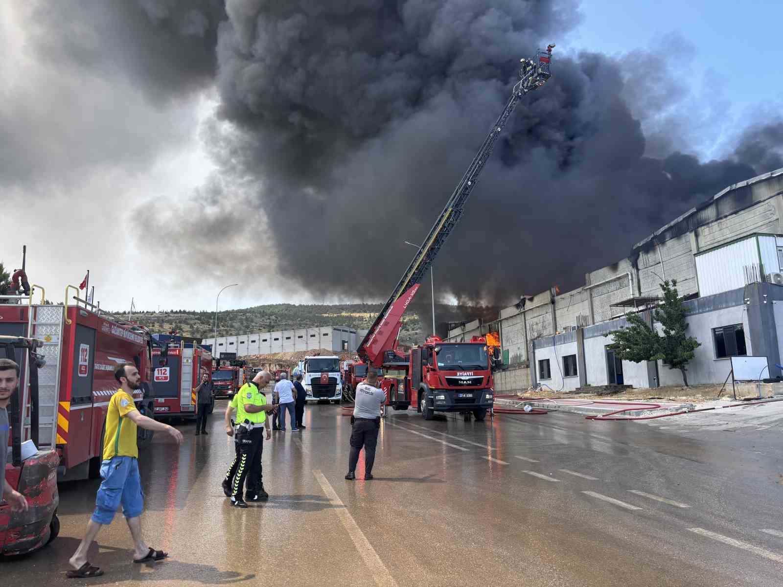 Gaziantep’te fabrika yangını: Ekiplerin müdahalesi sürüyor 5 gaziantepte fabrika yangini ekiplerin mudahalesi suruyor 1 3Nh2jnAF