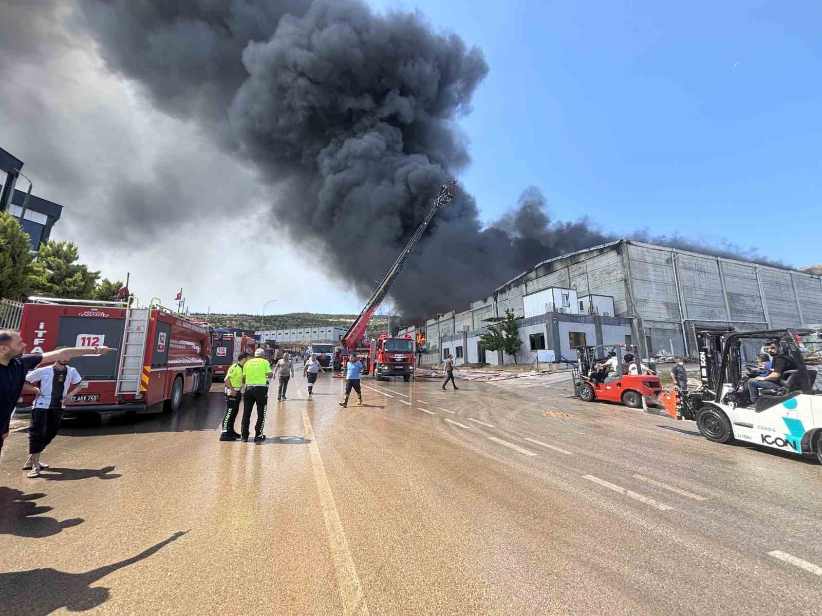 Gaziantep’te fabrika yangını: Ekiplerin müdahalesi sürüyor 6 gaziantepte fabrika yangini ekiplerin mudahalesi suruyor 2 IthEfFwh