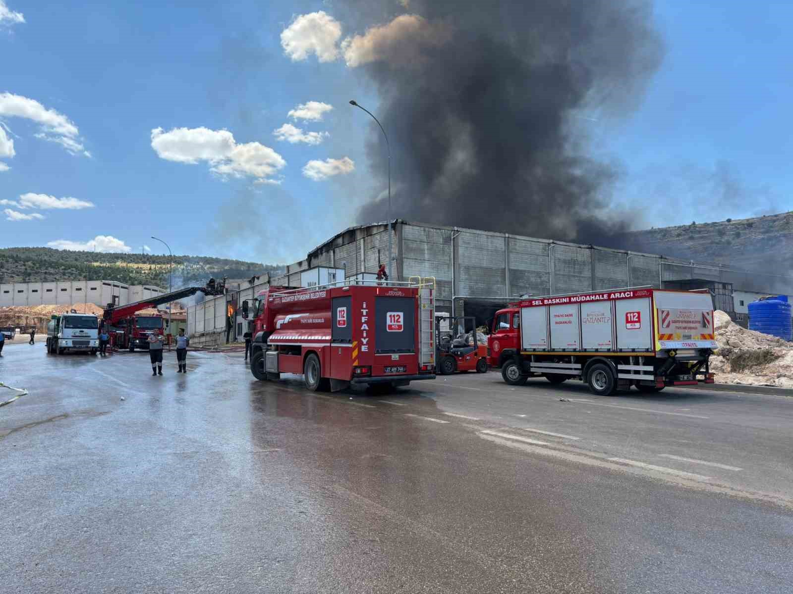 Gaziantep’te fabrika yangını kontrol altına alındı 4 gaziantepte fabrika yangini kontrol altina alindi 0