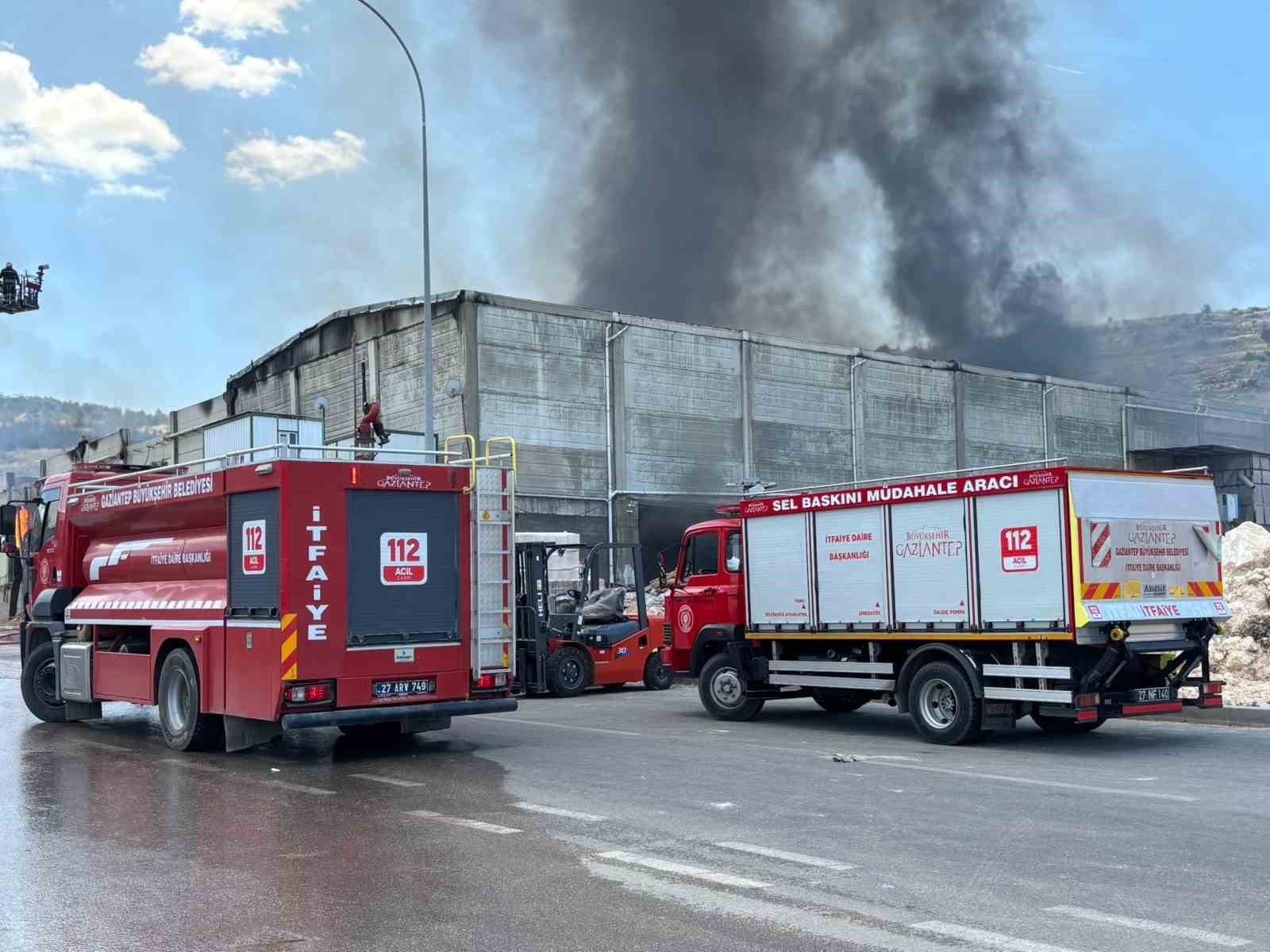 Gaziantep’te fabrika yangını kontrol altına alındı 5 gaziantepte fabrika yangini kontrol altina alindi 1 WNNmqrbX