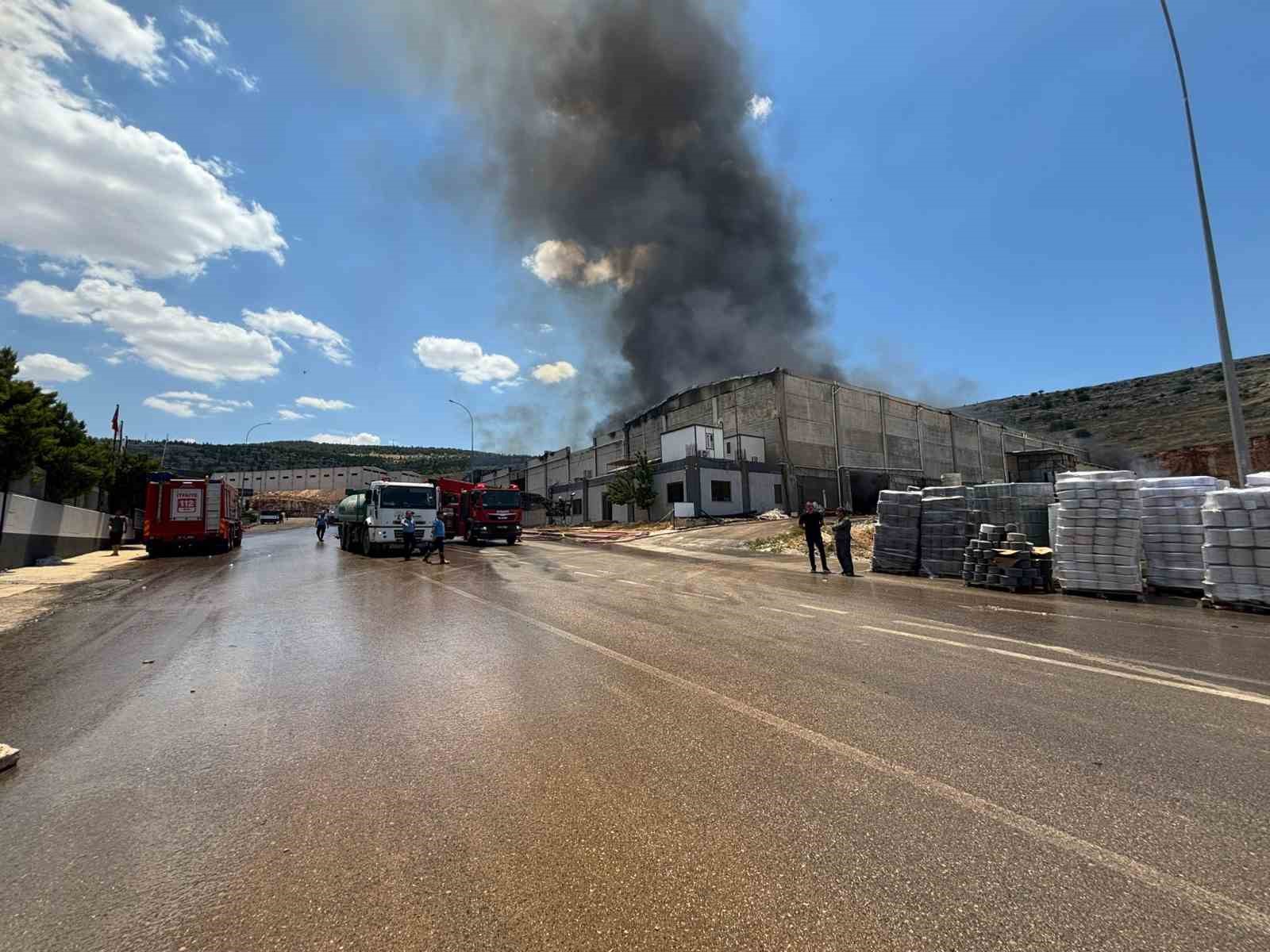 Gaziantep’te fabrika yangını kontrol altına alındı 6 gaziantepte fabrika yangini kontrol altina alindi 2 TRKRF11K