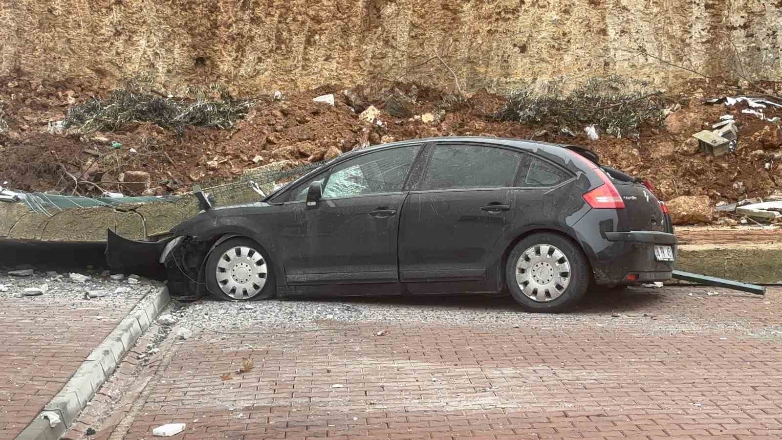 gaziantepte facianin esiginden donuldu sitenin istinat duvari araclarin uzerine coktu 1 tydfiAQf
