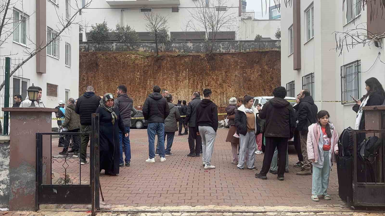 gaziantepte facianin esiginden donuldu sitenin istinat duvari araclarin uzerine coktu 2 SApJGH8j