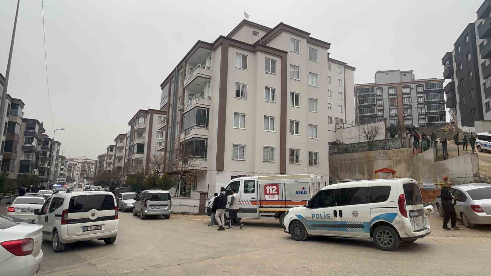 gaziantepte facianin esiginden donuldu sitenin istinat duvari araclarin uzerine coktu 3