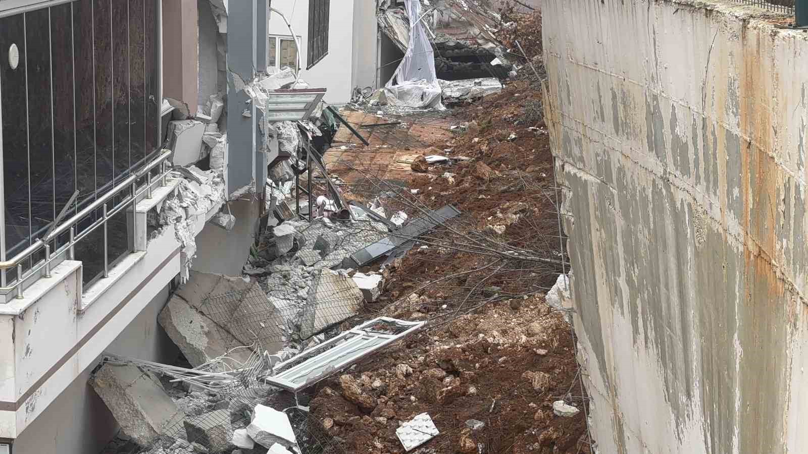 gaziantepte facianin esiginden donuldu sitenin istinat duvari araclarin uzerine coktu 5 ZHHQnP5u