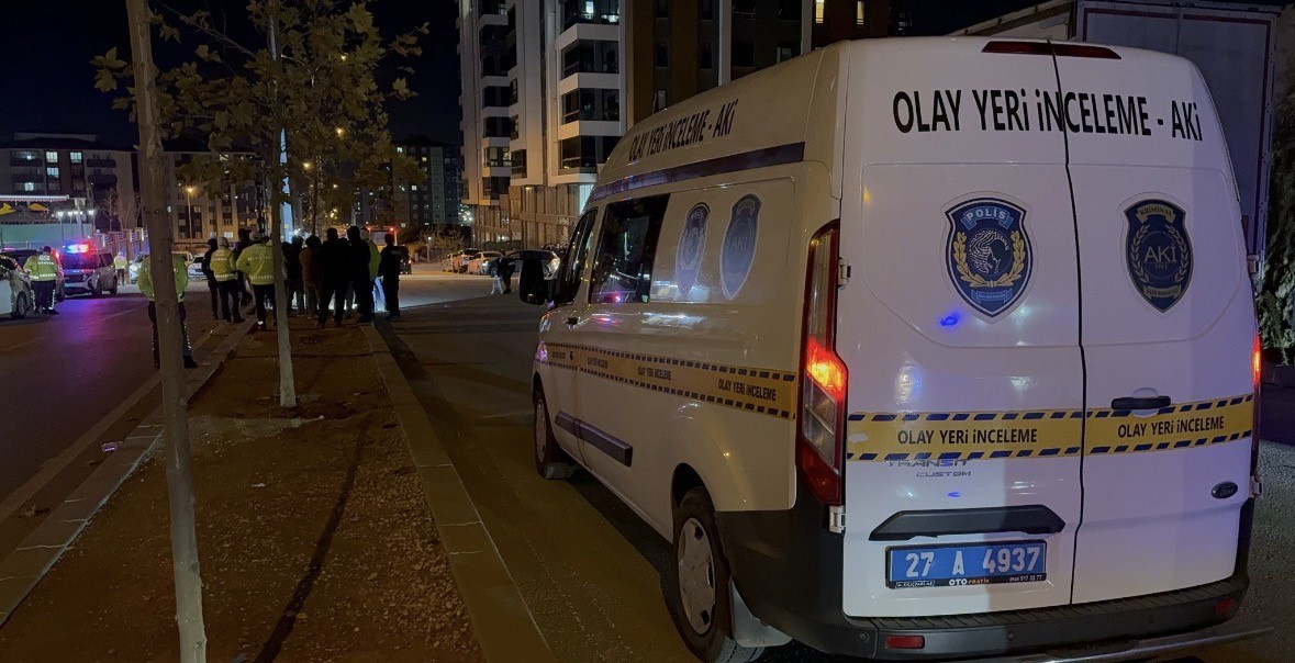 gaziantepte feci kaza otomobilin carptigi anne oldu kizi agir yaralandi 1