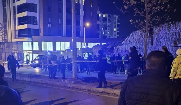 gaziantepte-feci-kaza-otomobilin-carptigi-anne-oldu-kizi-agir-yaralandi-77qL1YaE.jpg