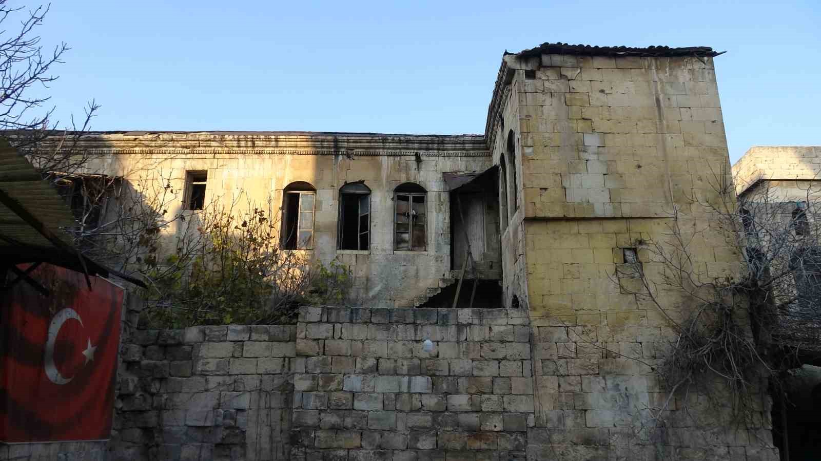 gaziantepte fransiz zulmunun 104 yillik izi sivil halka atilan top mermisi hala duvarda duruyor FKXu1u4V
