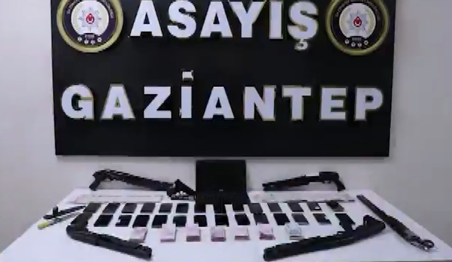 Gaziantep’te fuhuş operasyonunda 14 şahıs tutuklandı, duvardaki yazılar şoke etti 8 gaziantepte fuhus operasyonunda 14 sahis tutuklandi duvardaki yazilar soke etti 4 VuWUsGyv