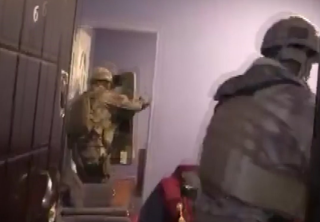Gaziantep’te fuhuş operasyonunda 14 şahıs tutuklandı, duvardaki yazılar şoke etti 9 gaziantepte fuhus operasyonunda 14 sahis tutuklandi duvardaki yazilar soke etti 5 91WiDEaV