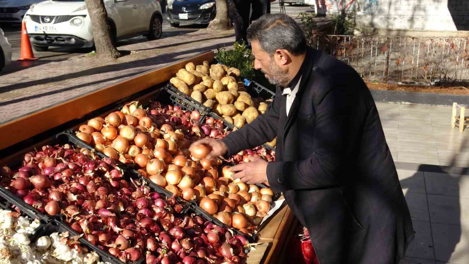 Gaziantep’te gençlerden duygulandıran örnek davranış: Soğan aldılar, parasını kameraya gösterip bıraktılar 5 gaziantepte genclerden duygulandiran ornek davranis sogan aldilar parasini kameraya gosterip biraktilar 1 F5cR5dN5