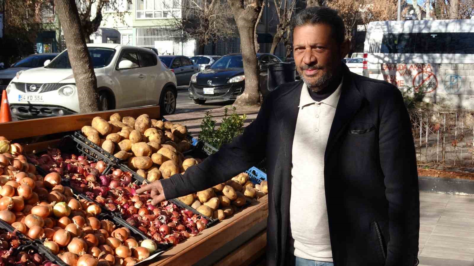 Gaziantep’te gençlerden duygulandıran örnek davranış: Soğan aldılar, parasını kameraya gösterip bıraktılar 6 gaziantepte genclerden duygulandiran ornek davranis sogan aldilar parasini kameraya gosterip biraktilar 2 ObRcC5vp