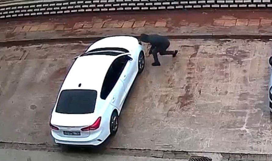 gaziantepte gunduz vakti park halindeki 2 aracin lastigi kesici aletle patlatildi 0 ciQNUnDT