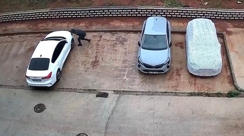 gaziantepte gunduz vakti park halindeki 2 aracin lastigi kesici aletle patlatildi 1 sid6VROP