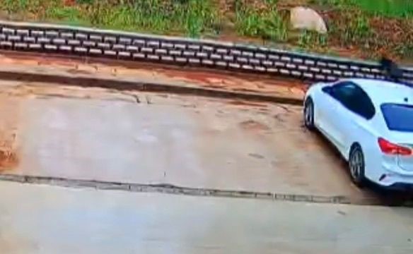 gaziantepte gunduz vakti park halindeki 2 aracin lastigi kesici aletle patlatildi 2 inj9A15M