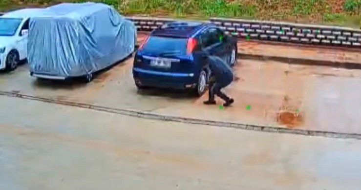 gaziantepte gunduz vakti park halindeki 2 aracin lastigi kesici aletle patlatildi 3 C27K5NEb
