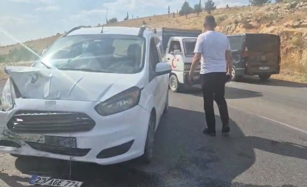 Gaziantep’te hafif ticari araç ile otomobil çarpıştı: 3 yaralı 5 gaziantepte hafif ticari arac ile otomobil carpisti 3 yarali 1 qsqmAFyC
