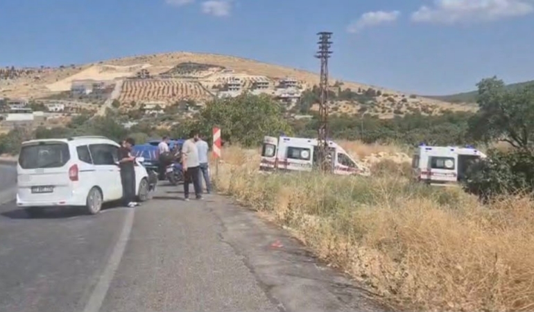 gaziantepte-hafif-ticari-arac-ile-otomobil-carpisti-3-yarali-FDDWBpkn.jpg