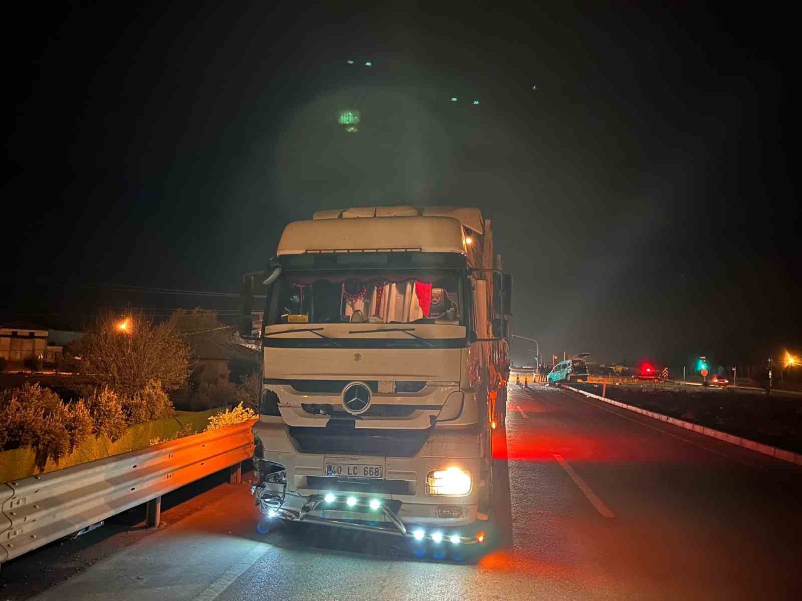Gaziantep’te hafif ticari araç ile tır çarpıştı: 2’si çocuk 3 yaralı 4 gaziantepte hafif ticari arac ile tir carpisti 2si cocuk 3 yarali 0 DYaGFzih