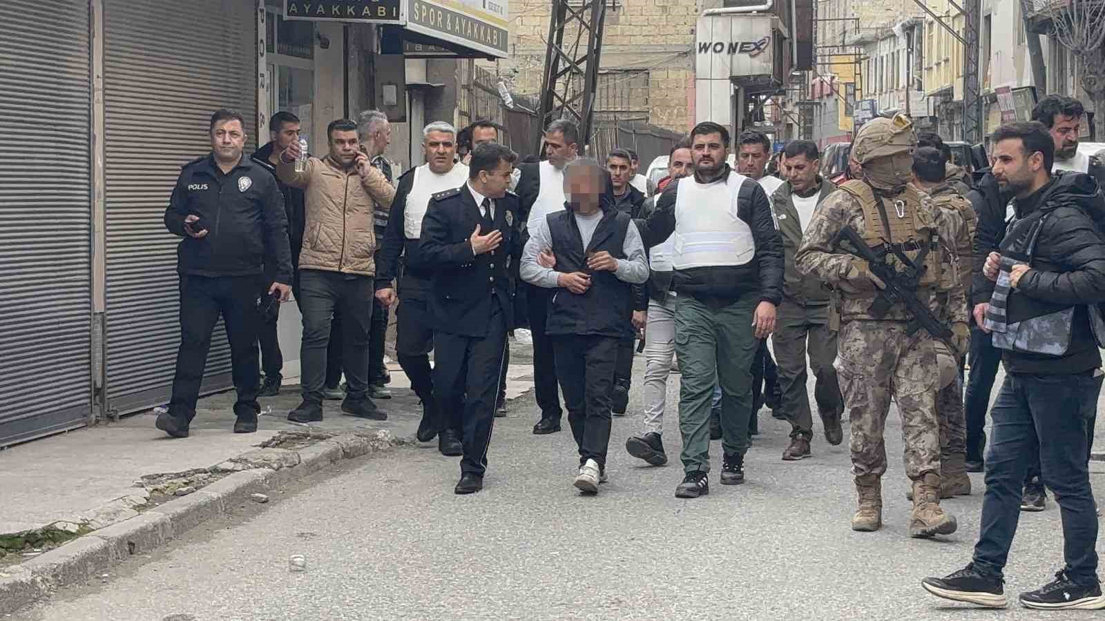 gaziantepte hareketli dakikalar 5 kisiyi rehin aldi polise ates acti yakalandi 0 9A4kXZHX