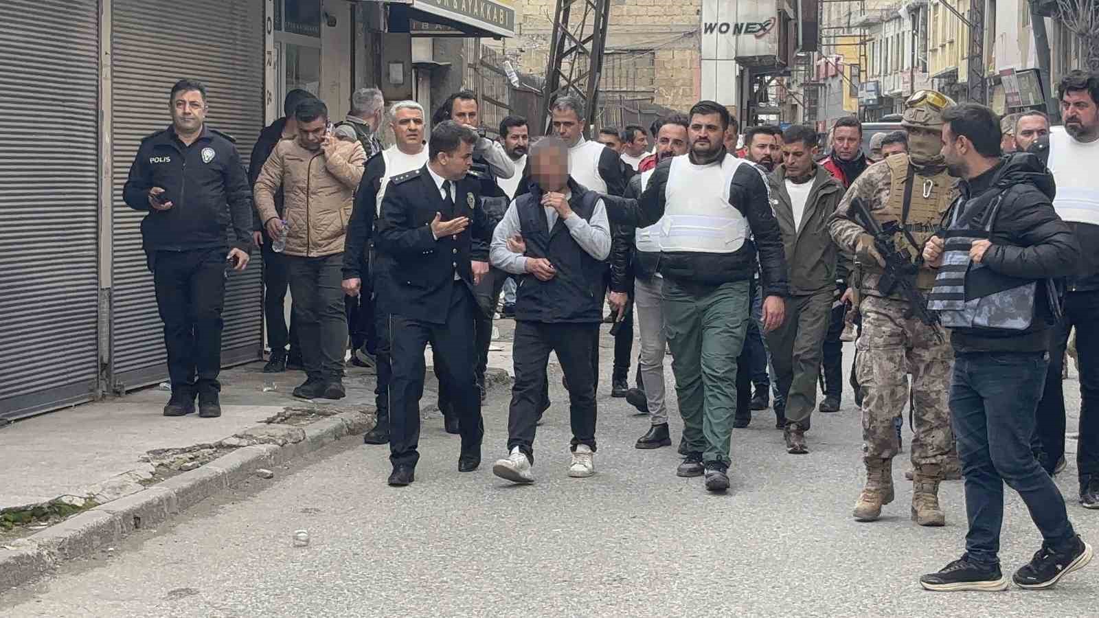 gaziantepte hareketli dakikalar 5 kisiyi rehin aldi polise ates acti yakalandi 1 WseP2XFX