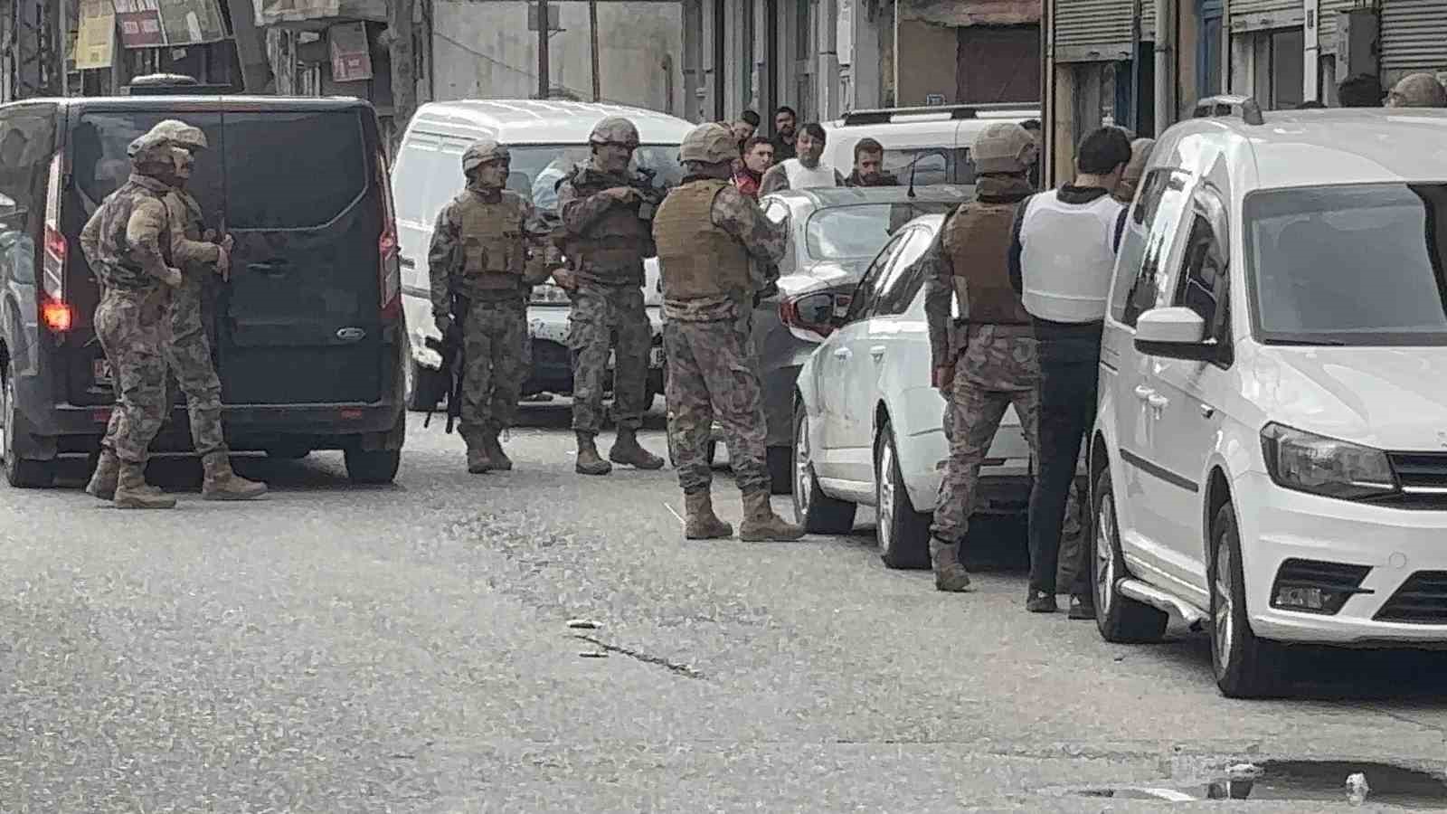 gaziantepte hareketli dakikalar 5 kisiyi rehin aldi polise ates acti yakalandi 2 AKUDGN3q