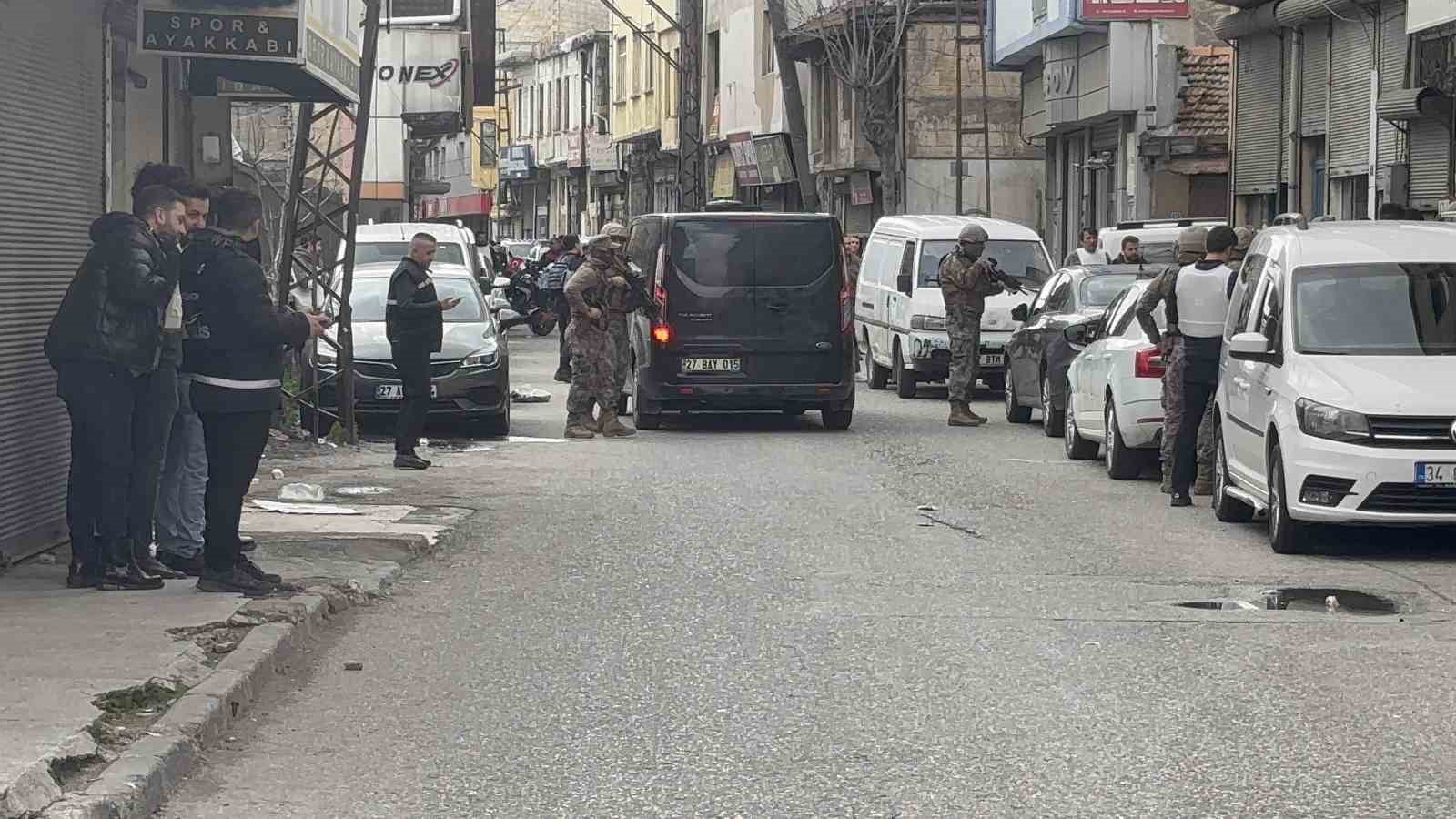 gaziantepte hareketli dakikalar 5 kisiyi rehin aldi polise ates acti yakalandi 3 DJ5WwjiC