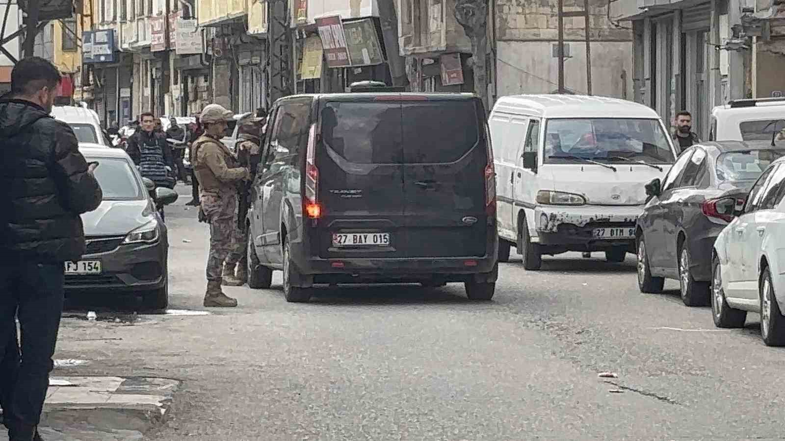gaziantepte hareketli dakikalar 5 kisiyi rehin aldi polise ates acti yakalandi 4 OyuXw3Tn